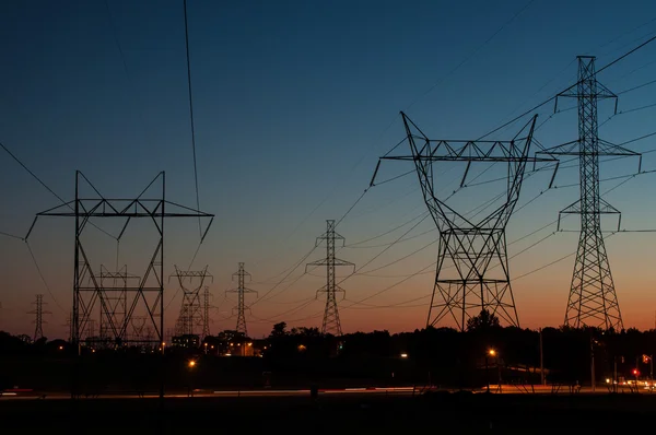 Torres eléctricas al atardecer — Foto de Stock