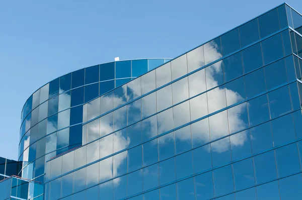 Moderno edificio de oficinas que refleja las nubes Fotos De Stock Sin Royalties Gratis