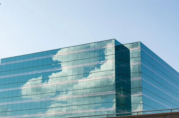 Moderno edificio de oficinas que refleja las nubes —  Fotos de Stock