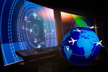 Ulaşım ve yolcular için çeşitli uçuşları gösteren uçak simülasyonlu ekranları olan küresel bir lojistik dağıtım sistemi.