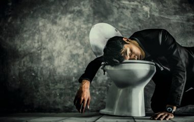Genç Asyalı adam tuvalette uyuyor çünkü çok fazla içiyor. İşinde aşk ve hayal kırıklığı..