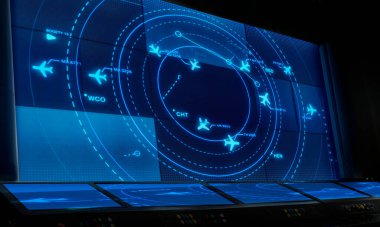 Simülasyon ekranında ulaşım ve yolcular için çeşitli uçuşlar gösteriliyor.