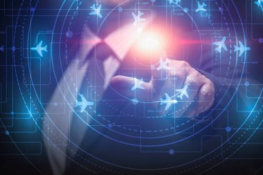 Ekrana dokunarak teknolojiyi kontrol et. Simülasyon ekranında ulaşım ve yolcular için çeşitli uçuşlar gösteriliyor.