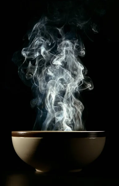 カップの上の食べ物から立ち上がる煙の写真熱い食べ物の概念 — ストック写真