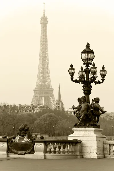 Farol de calle en el puente Alexandre III en París, Francia . — Foto de Stock