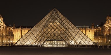 louvre ve gece Paris piramit