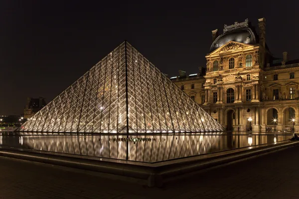 Το Μουσείο του Λούβρου και η πυραμίδα, στο Παρίσι, τη νύχτα — Φωτογραφία Αρχείου