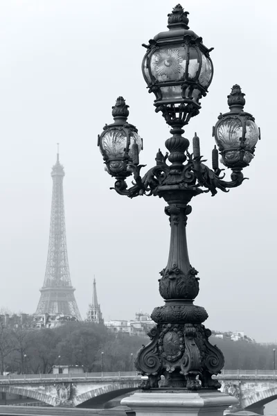 Pouliční lucerny na mostě alexandre iii v Paříži, Francie. — Stock fotografie