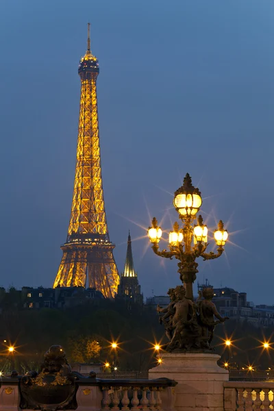 Laternenpfahl auf der Brücke von Alexanderiii in der Nacht. Paris, Frankreich. — Stockfoto