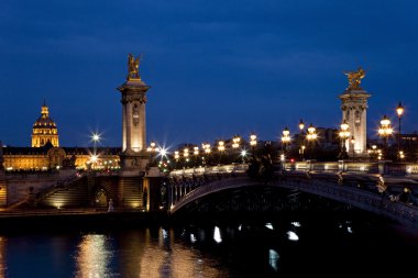 Geceleri Alexander III köprüsünde. Paris, Fransa