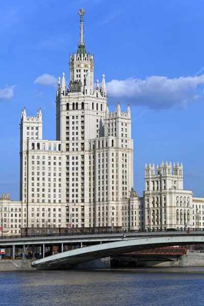 Edificio in stile impero di Stalin . — Foto Stock