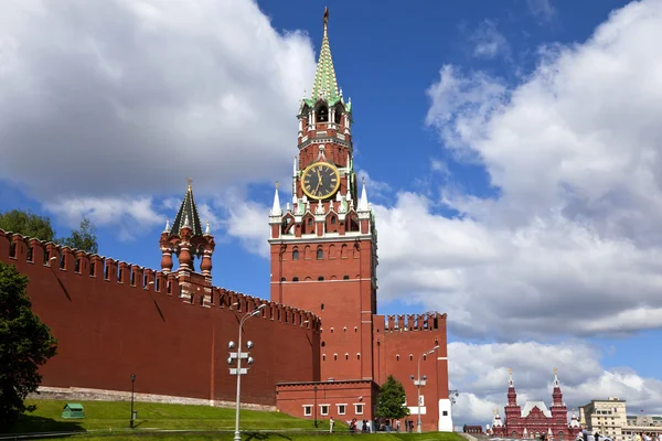 Een spasskaya toren van de muur van het kremlin, Moskou, Rusland. — Stockfoto