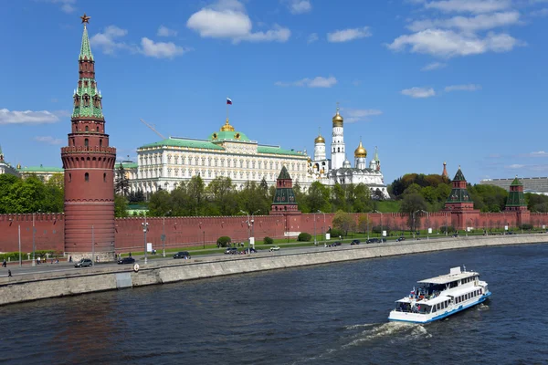 Het kremlin van Moskou en de Moskou-rivier. — Stockfoto