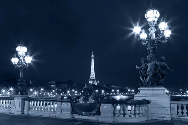 A ponte de Alexandre III e a Torre Eiffel ao fundo . Imagem De Stock