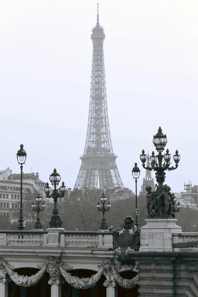 A ponte de Alexandre no fundo da Torre Eiffel . Fotografia De Stock