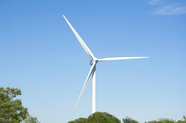 Wind turbine och klar blå himmel — Stock fotografie