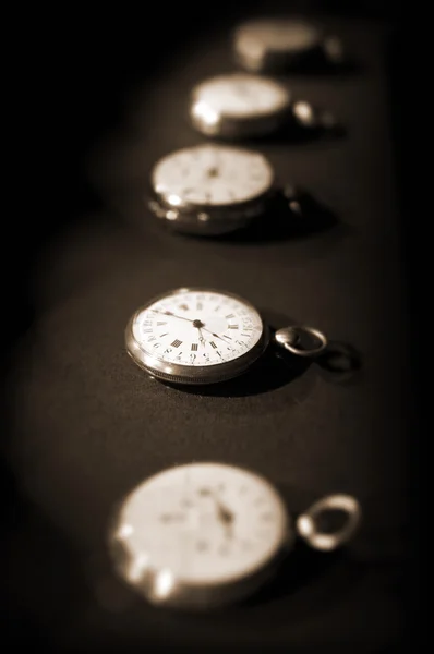 Ряд старых карманных часов — стоковое фото