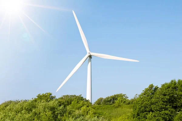 Enkelvoudige Windturbine Tegen Blauwe Lucht Groene Omgeving — Stockfoto