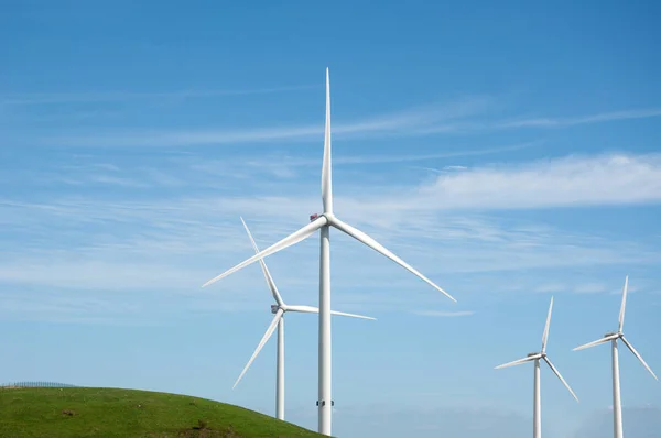 Větrné Turbíny Modrá Obloha Zelený Kopec Esbjerg Dánsko — Stock fotografie