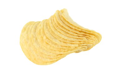 Beyaz arkaplanda bir sıra patates cipsi.