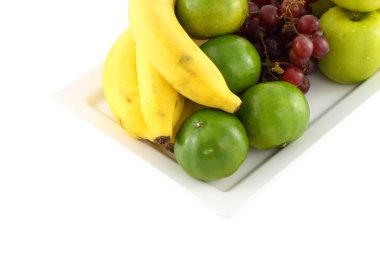 taze karışık meyve yeşil turuncu beyaz zemin üzerine odaklanır..