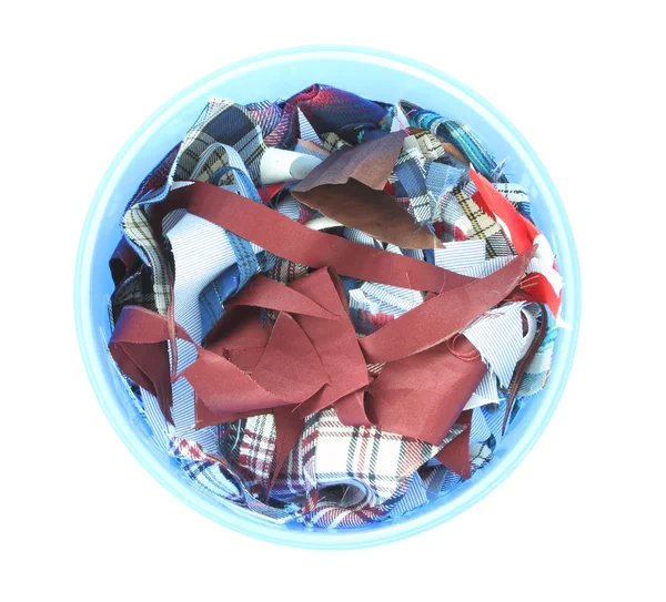 Desperdicia múltiples telas en un bote de basura azul . — Foto de Stock