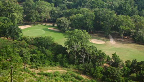 Groen veld golfclub in tropisch woud. — Stockfoto