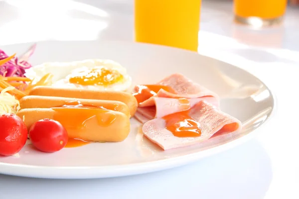 Frühstück auf dem Frühstückstisch. — Stockfoto