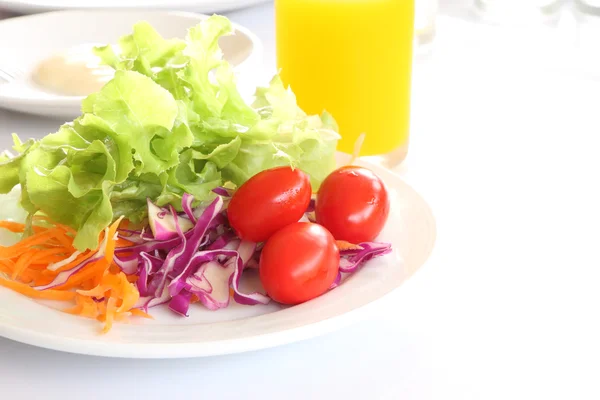 Café da manhã e salada na mesa da manhã . — Fotografia de Stock