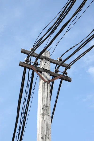 Kabel elektryczny na słupie w błękitne niebo. — Zdjęcie stockowe