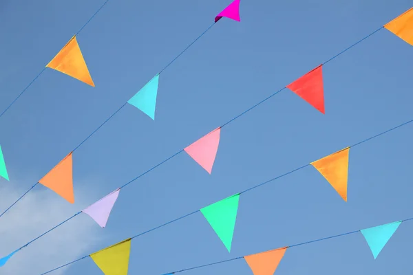 Plusieurs lignes de drapeaux de célébration sur le ciel bleu . — Photo