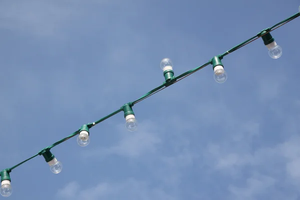 Pequeña cuerda de lámpara para el evento en el cielo blu . —  Fotos de Stock