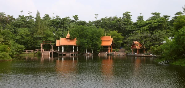 Paviljoen water voorzijde van de tempel in bos. — Stockfoto