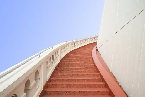 Escadaria vermelha de montanha dourada na Tailândia . Fotografia De Stock