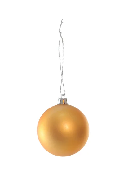 Visící zlaté vánoční koule na bílém pozadí. — Stock fotografie
