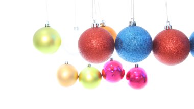 birden çok düzey Noel top beyaz arka plan üzerinde asılı.