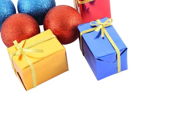 Gruppe mehrfarbige Geschenkbox und Weihnachtskugel auf weißem Hintergrund. — Stockfoto