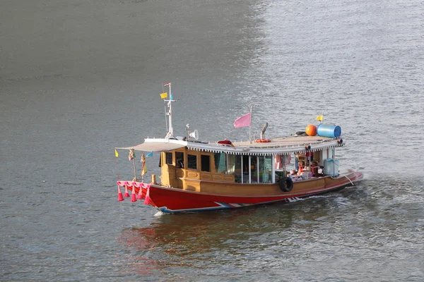 Einheimische Dorfbewohner leben Holzboot schwimmen auf breitem Fluss. — Stockfoto