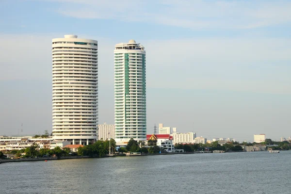 Edificio de dos negocios en frente de agua curva . — Foto de Stock