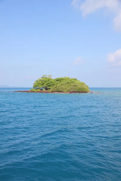 Klein eiland zonnige brede tropische zee. — Stockfoto