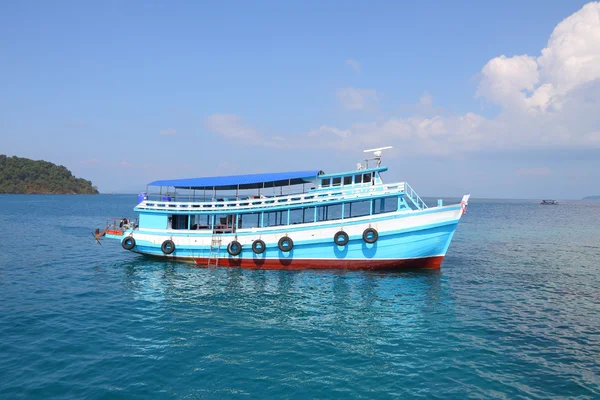 Touristenboot vom Fischen auf breiter See umgebaut. — Stockfoto