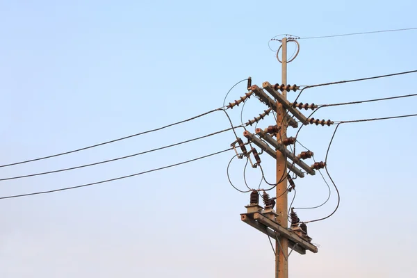 Electric pole junction kvällshimlen. — Stockfoto