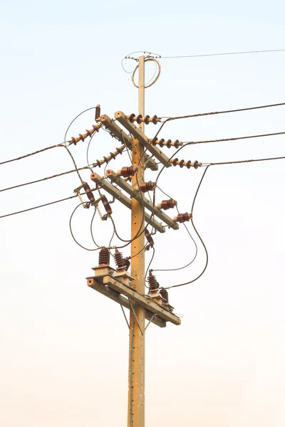 Vertikaler elektrischer Mastknotenpunkt Abendhimmel. — Stockfoto