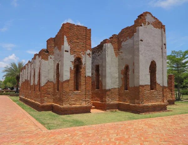 Ruin ancient brick church in history park. — Stock Photo, Image