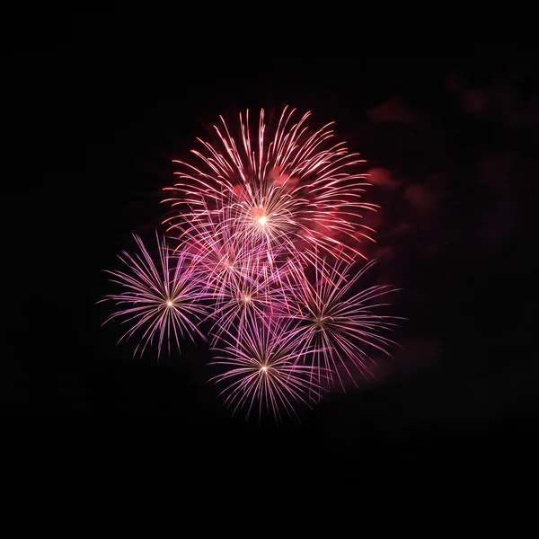 Grup havai tarzı patlayabilir gece gökyüzünde.