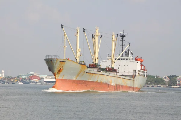 Schiff für Produkt in breitem Fluss enthalten. — Stockfoto