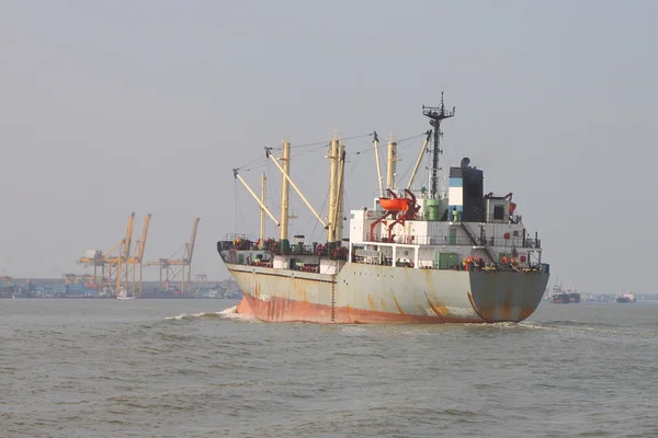 Altes Industrieprodukt Schiff steuert auf Dock zu. — Stockfoto