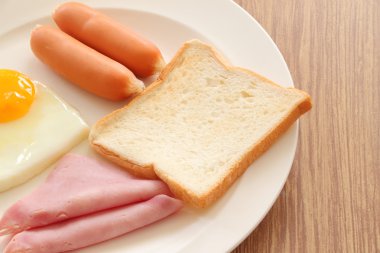 beyaz zemin üzerine pastırma yemek Kahvaltı ekmek parçası.