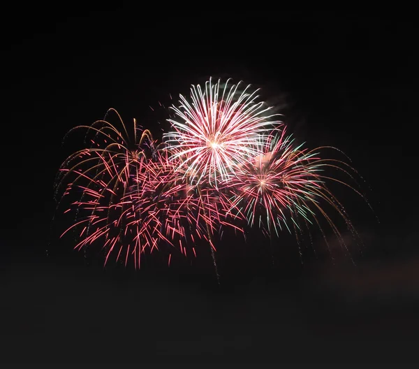 Gruppe Feuerwerk Stil explodieren Linie am Nachthimmel. — Stockfoto