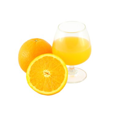 brendi cam ve beyaz zemin üzerine yarım meyve portakal suyu.